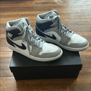 Sz 11 Nike Air Jordan 1 Midnight Navy Wolf Gray and White Sneakers Mid-Top